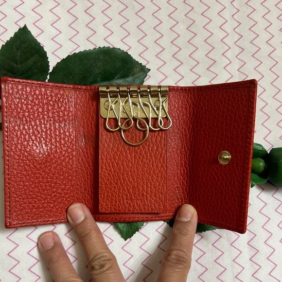 Luxury Gucci Leather Key Case Holder in Red - Picture 4 of 7